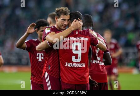 Torjubel: Leon Goretzka (München) Robert Lewandowski (München) Borussia Mönchengladbach - FC Bayern München 13.08.2021, Fußball; 1. Bundesliga, Sai Stockfoto