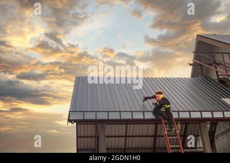 Dachdecker Bauarbeiter installieren neues Dach Stockfoto