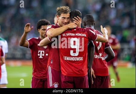 Torjubel: Leon Goretzka (München), Robert Lewandowski (München) Borussia Mönchengladbach - FC Bayern München 13.08.2021, Fußball; 1. Bundesliga, Sa Stockfoto