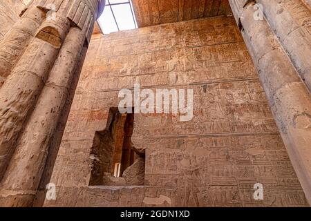 Polichromatische Hieroglyphen in den Ruinen des Luxor-Tempels, ägyptischer Tempelkomplex in der Stadt Luxor, Theben. In der ägyptischen Sprache ich Stockfoto