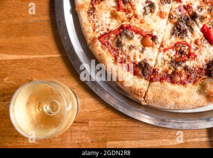 Top Down Shot einer Pizza und einem Glas Wein Stockfoto