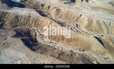 Luftaufnahmen mit einer Drohne. Ansicht der erodierten Sandstein Berge am Ufer des Toten Meeres, Israel. Stockfoto