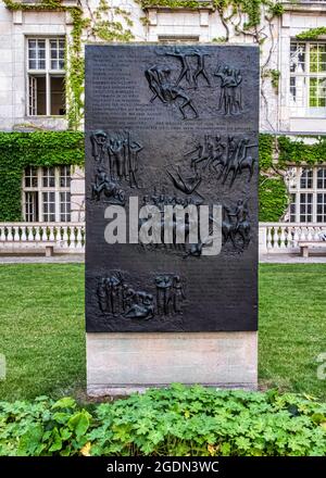 Staatsbibliothek Berlin – Skulptur auf dem Vorplatz der größten wissenschaftlichen Forschungsbibliothek Deutschlands, unter den Linden 8,Mitte,Berlin Stockfoto