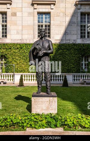 Staatsbibliothek Berlin – Skulptur auf dem Vorplatz der größten wissenschaftlichen Forschungsbibliothek Deutschlands, unter den Linden 8,Mitte,Berlin Stockfoto