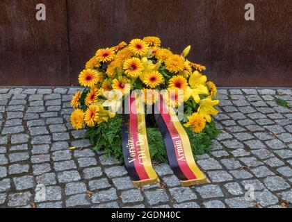 Gedenkstätte Berliner Mauer, Mitte-Berlin, Deutschland. Cites & Countries erinnern an die Opfer der Berliner Mauer zum 60. Jahrestag des Baus Stockfoto