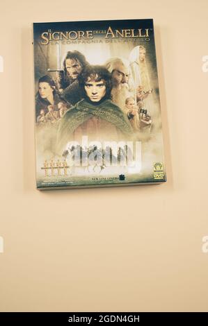 Herr der Ringe Motion Pictures DVD isoliert auf einem beigen Hintergrund - die Gemeinschaft des Rings Stockfoto