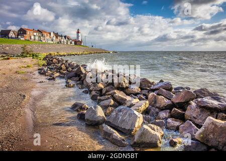 Die Niederlande, Urk, Leuchtturm des Fischerdorfes, das eine Insel in der Zuiderzee war, bevor es 1939 Teil des Flevopolder wurde. Conser Stockfoto