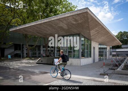 Eingangsgebäude zur Tiefgarage unter dem Albertus-Magnus-Platz an der Universität, bob-Architektur, Köln, Deutschland. Ahredt Stockfoto