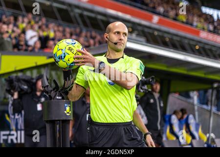 Brondby, Dänemark. August 2021. Fußballschiedsrichter Peter Kjaersgaard vor dem 3F Superliga-Spiel zwischen Brondby IF und FC Nordsjaelland im Brondby Stadion in Brondby, Dänemark. (Foto: Gonzales Photo/Alamy Live News Stockfoto