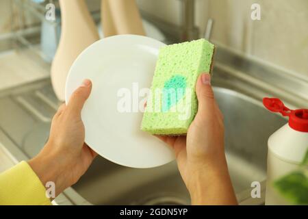 Konzept des Spülens auf Küchenbecken Hintergrund Stockfoto