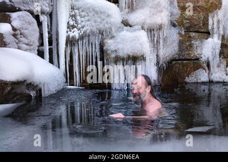 Die Niederlande, Stroe. Wim Hof, der Eismann, nimmt in seinem Bildungszentrum ein Eisbad. Wim ist bekannt für die Wim Hof Methode, ein einfaches, aber kraftvolles Ich Stockfoto