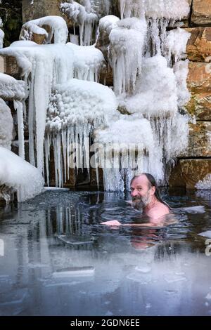 Die Niederlande, Stroe. Wim Hof, der legendäre Eismann, nimmt in seinem Bildungszentrum in den Niederlanden ein Eisbad. Wim ist bekannt für den Wim Hof Meth Stockfoto