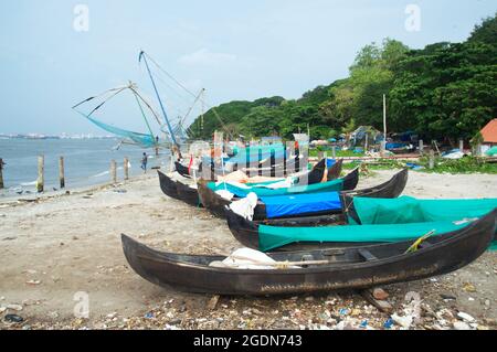 Chinesische Freischwinger Fischernetze und Fischerboote am Strand, Cochin (Kochi), Kerala, Indien. © Foto von Richard Walker Stockfoto