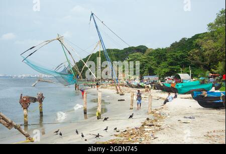 Chinesische Freischwinger Fischernetze und Fischerboote am Strand, Cochin (Kochi), Kerala, Indien. © Foto von Richard Walker Stockfoto