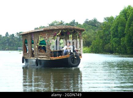 Young Boy auf einem Backwater Tour Boot, Cochin (Kochi), Kerala, Indien. © Foto von Richard Walker Stockfoto