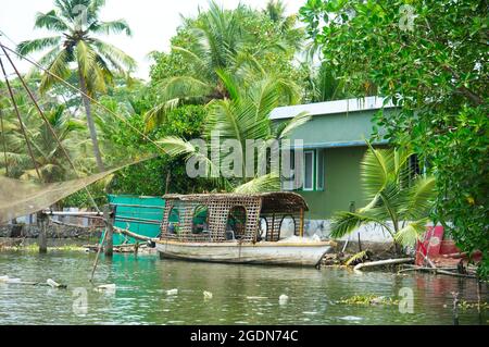 Riverside Residence und Boot auf dem Backwater, Cochin (Kochi) Kerala, Indien. © Foto von Richard Walker Stockfoto