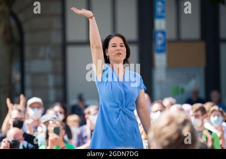 Hannover, Deutschland. August 2021. Annalena Baerbock, Kanzlerin und Bundesführerin von Bündnis 90/die Grünen, spricht bei einem Wahlkampfauftritt auf dem Opernplatz. Quelle: Julian Stratenschulte/dpa/Alamy Live News Stockfoto