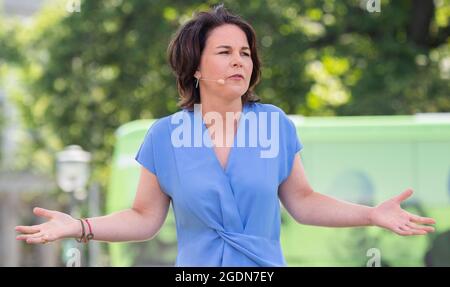 Hannover, Deutschland. August 2021. Annalena Baerbock, Kanzlerin und Bundesführerin von Bündnis 90/die Grünen, spricht bei einem Wahlkampfauftritt auf dem Opernplatz. Quelle: Julian Stratenschulte/dpa/Alamy Live News Stockfoto