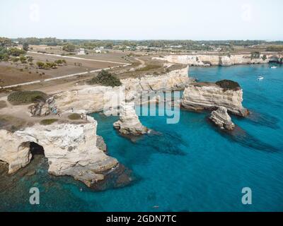 Eine tolle Aussicht auf faraglioni di sant'andrea in apulien Stockfoto