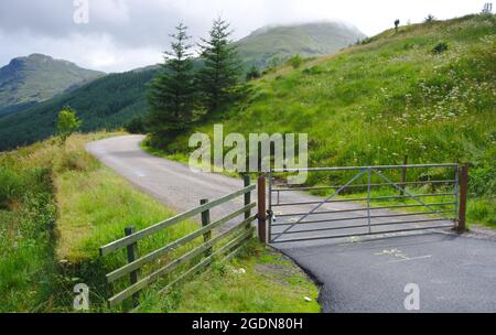 Gesperrtes Tor auf General Wades Old Military Road nach der Ziellinie des alten Bergkletterkurses, ruhen Sie sich aus und seien Sie dankbar, Glen Croe, Argyll, Schottland. Stockfoto