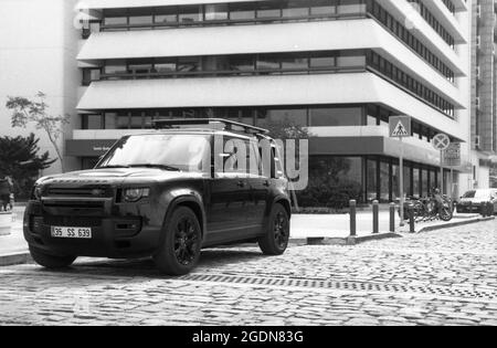 Izmir, Türkei - 06. März 2021: Izmir, Türkei. 2020 Marke Land Rover Defender SUV 4x4 Auto geparkt in Kordon Konak Izmir Türkei. Aufgenommen mit einer analogen Kamera Stockfoto