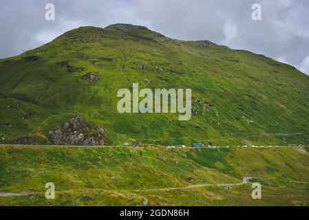 Langsamer Verkehr auf der A83 oberhalb der Old Military Road von General Wade und unterhalb von Beinn IME, dem höchsten der Arrochar Alps, Argyll and Bute, Schottland, Großbritannien. Stockfoto