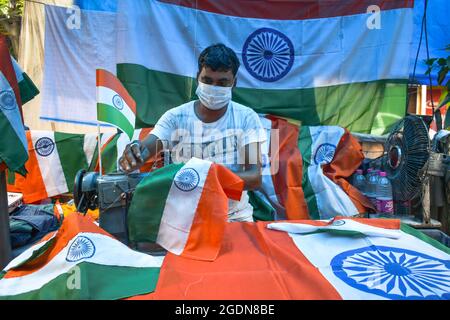 Kalkutta, Indien. August 2021. Ein Schneider, der indische Nationalflaggen in seinem Laden anstellt und sie so viel wie niedrigere Preise für den 75. Unabhängigkeitstag Indiens in Kalkutta verteilt. (Foto von Sudipta das/Pacific Press) Quelle: Pacific Press Media Production Corp./Alamy Live News Stockfoto