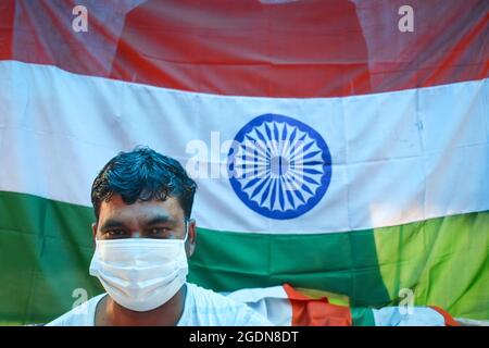 Kalkutta, Indien. August 2021. Ein Schneider, der indische Nationalflaggen in seinem Laden anstellt und sie so viel wie niedrigere Preise für den 75. Unabhängigkeitstag Indiens in Kalkutta verteilt. (Foto von Sudipta das/Pacific Press) Quelle: Pacific Press Media Production Corp./Alamy Live News Stockfoto