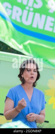 Hannover, Deutschland. August 2021. Annalena Baerbock, Kanzlerin und Bundesführerin von Bündnis 90/die Grünen, spricht bei einem Wahlkampfauftritt auf dem Opernplatz. Quelle: Julian Stratenschulte/dpa/Alamy Live News Stockfoto