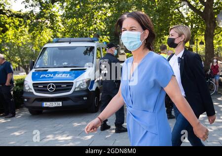 Hannover, Deutschland. August 2021. Annalena Baerbock (2. V.r.), Kanzlerin und Bundesvorsitzende von Bündnis 90/die Grünen, kommt mit einer Maske für einen Wahlkampfauftritt auf dem Opernplatz an. Quelle: Julian Stratenschulte/dpa/Alamy Live News Stockfoto