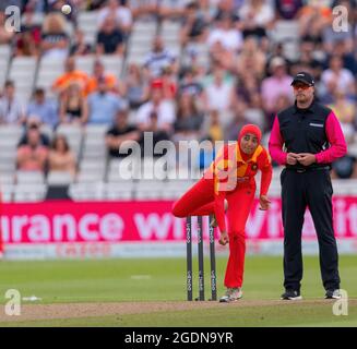 Abtaha Maqsood von Birmingham Phoenix Bowling gegen Oval Invincibles in den hundert Stockfoto