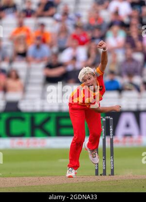 Issy Wong von Birmingham Phoenix Bowling gegen Oval Invincibles in den hundert Stockfoto