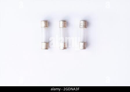 Funkkomponenten, alte Glassicherung auf weißem Hintergrund. Einfache Elektronik Stockfoto