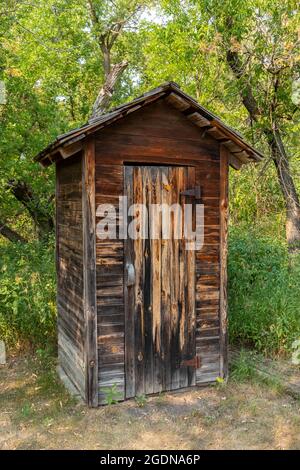 Altes Hölzernes Nebengebäude Im Wald Stockfoto
