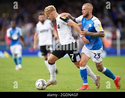 Joe ward von Peterborough United (rechts) zieht sich während des Sky Bet Championship-Spiels im Weston Homes Stadium, Peterborough, gegen Kamil Jozwiak von Derby County zurück. Bilddatum: Samstag, 14. August 2021. Stockfoto