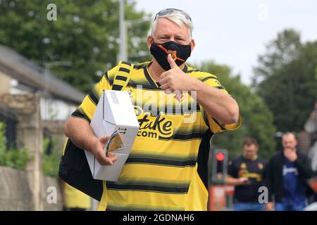 Watford, Großbritannien. August 2021. Ein Watford-Fan gibt den Daumen nach oben Zeichen, als er seinen Weg zu Boden macht. Premier League Spiel, Watford gegen Aston Villa im Vicarage Road Stadium in Watford am Samstag, 14. August 2021. Dieses Bild darf nur für redaktionelle Zwecke verwendet werden. Nur zur redaktionellen Verwendung, Lizenz für kommerzielle Nutzung erforderlich. Keine Verwendung bei Wetten, Spielen oder Veröffentlichungen in einem Club/einer Liga/einem Spieler. PIC von Steffan Bowen/Andrew Orchard Sports Photography/Alamy Live News Credit: Andrew Orchard Sports Photography/Alamy Live News Stockfoto