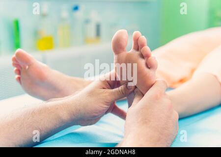 Frauen, die einen Fuß Massage im Health Spa Stockfoto