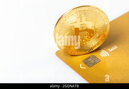 Goldenes Bitcoin auf Kreditkarten. Business, Money, Kryptowährungskonzept. Stockfoto