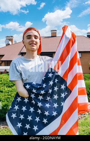 Junger Amputierte mit USA-Flagge Stockfoto