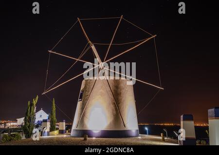 Alte Windmühle in Castro Marim mit dem Nachthimmel, Algarve, Portugal Stockfoto