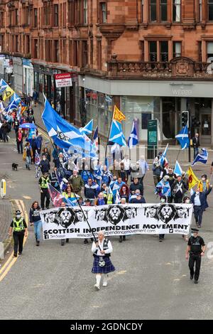 Glasgow, Großbritannien. August 2021. Mehrere hundert Anhänger der "Scottish Independent Movement" zogen von der Glasgow University nach Glasgow Green durch das Stadtzentrum von Glasgow, um die schottische Unabhängigkeit zu fordern. Kredit: Findlay/Alamy Live Nachrichten Stockfoto