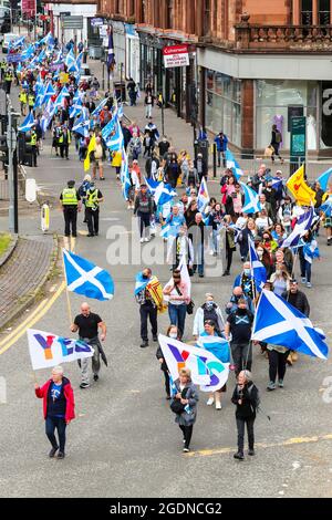 Glasgow, Großbritannien. August 2021. Mehrere hundert Anhänger der "Scottish Independent Movement" zogen von der Glasgow University nach Glasgow Green durch das Stadtzentrum von Glasgow, um die schottische Unabhängigkeit zu fordern. Kredit: Findlay/Alamy Live Nachrichten Stockfoto