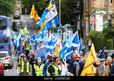 Glasgow, Großbritannien. August 2021. Mehrere hundert Anhänger der "Scottish Independent Movement" zogen von der Glasgow University nach Glasgow Green durch das Stadtzentrum von Glasgow, um die schottische Unabhängigkeit zu fordern. Kredit: Findlay/Alamy Live Nachrichten Stockfoto
