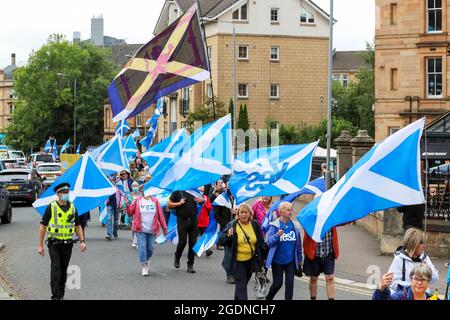 Glasgow, Großbritannien. August 2021. Mehrere hundert Anhänger der "Scottish Independent Movement" zogen von der Glasgow University nach Glasgow Green durch das Stadtzentrum von Glasgow, um die schottische Unabhängigkeit zu fordern. Kredit: Findlay/Alamy Live Nachrichten Stockfoto