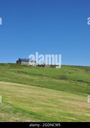 Felder rund um die St Non's Bay mit St Non's Chapel und Retreat Center auf dem Gipfel des Hügels, Pembrokeshire, Wales, Großbritannien Stockfoto