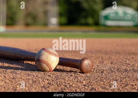 Baseballfeld und Schläger mit niedrigem Winkel und selektivem Fokus auf einem Baseballfeld Stockfoto
