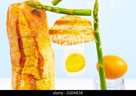 Frisch gegrilltes Brot, Spargel und Ei. Zum Frühstück gibt es Inridients. Gleichgewichtsschwimmende Lebensmittel. Balance Levitation Food Stockfoto