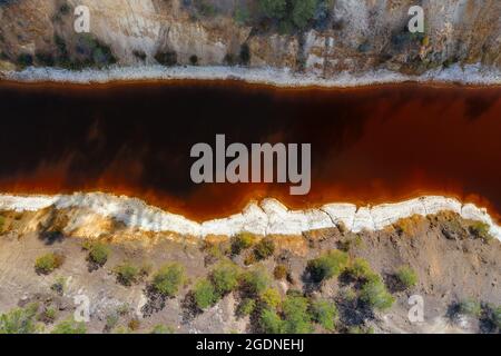 Entwässerung von Acid Mine, giftiges Wasser in verlassenen Pyritminen, Luftaufnahme direkt darüber Stockfoto