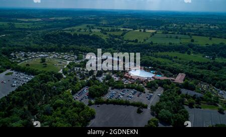 Alton Towers Aerial Drone Blick auf den Wasserpark, Alton Towers Hotel und Splash Landings Hotel Stockfoto