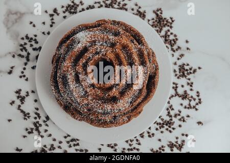 Ein kunstvoller und dekorativer hausgemachter und frischer Schokoladensplitterkuchen Stockfoto